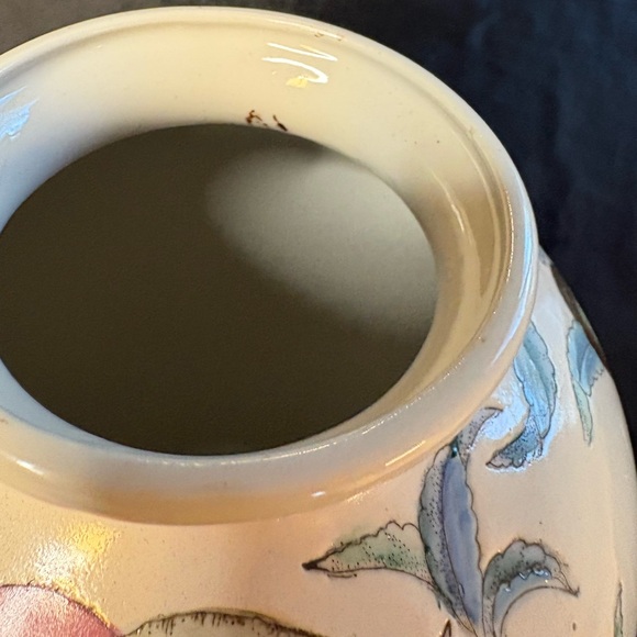 Vintage WBI Chinese Chinoiserie Enameled Porcelain Mantel Urn or Vase - Picture 6 of 8